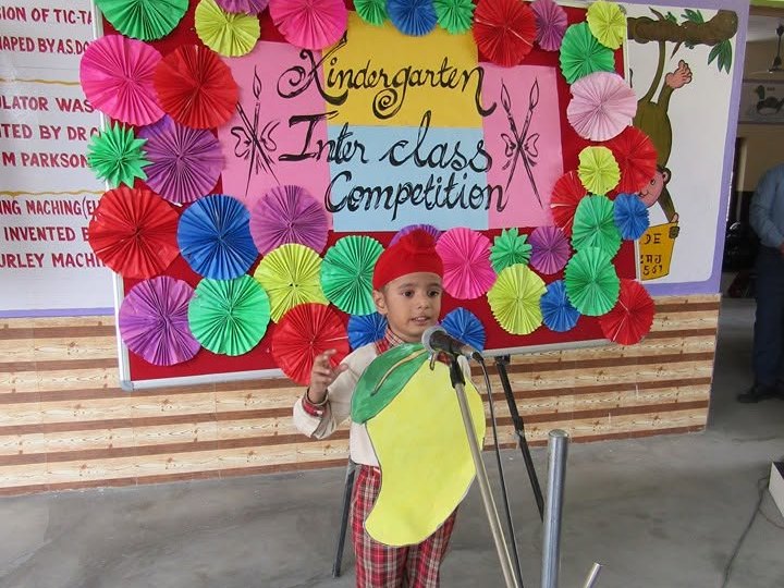 A child speaking at the inter-class competition
